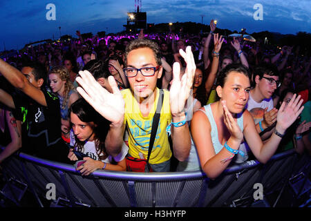 BENICASSIM, ESPAGNE - 19 juillet : foule lors d'un concert au Festival de Musique le 19 juillet 2014 à Benicassim, Espagne. Banque D'Images