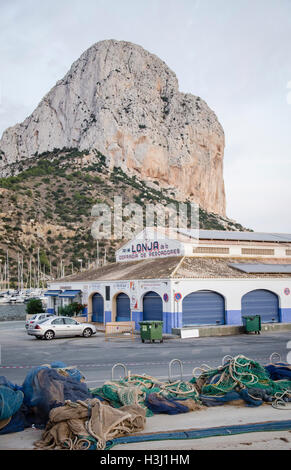 Vue sur le rocher d'Ifach, depuis le port de Calpe, Alicante province village, Espagne Banque D'Images