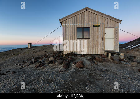 L'aube à Syme Hut, Mt Egmont, l'Île du Nord, Nouvelle-Zélande Banque D'Images