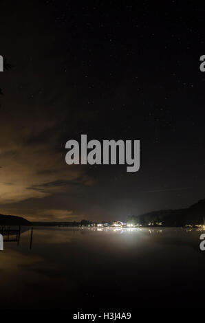 Port et ciel étoilé sur le werbellinsee par nuit Banque D'Images