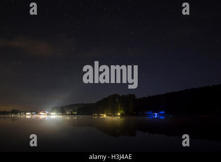 Port et ciel étoilé sur le werbellinsee par nuit Banque D'Images