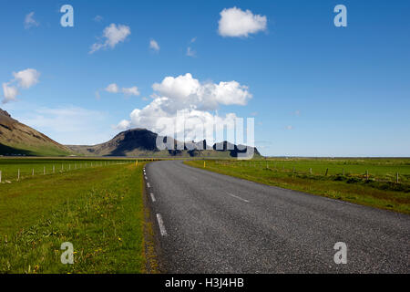 Conduite le long de la rocade Hringvegur dans le sud de l'islande Banque D'Images