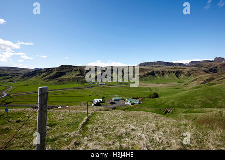 Fermes dans une vallée fertile, dans le sud de l'Islande Banque D'Images