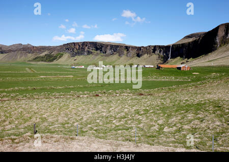 Des terres agricoles fertiles et ferme islandaise avec drainés Islande foss Banque D'Images