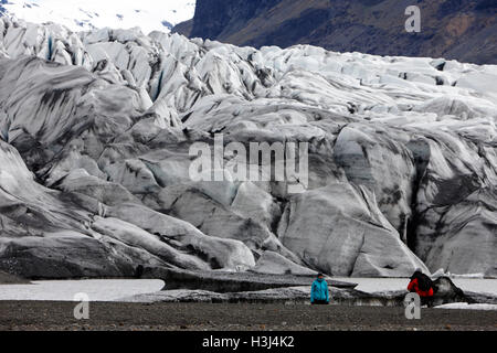 Les touristes de prendre des photos à couvert de cendres et glacier Skaftafell Vatnajökull moraine frontale parc national en Islande Banque D'Images