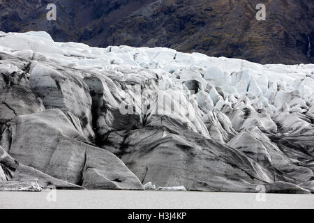 Fin de cendres couverts avec de l'eau de fonte du glacier Skaftafell Lac Parc national du Vatnajökull en Islande Banque D'Images