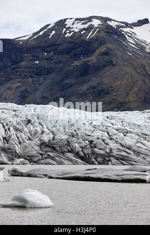 Couvert de cendres et de l'eau de fonte du glacier Skaftafell lagune glaciaire du parc national de Vatnajökull en Islande Banque D'Images