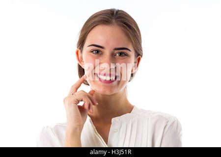 Smiling woman holding la main près du visage Banque D'Images