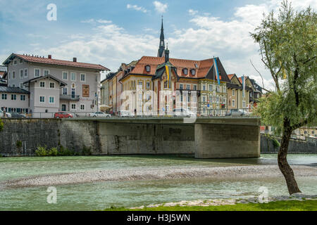 Kolpinghaus et Isar, Bad Tolz, Bavière, Allemagne Banque D'Images