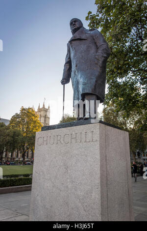 Statue de Sir Winston Churchill par Ivor Roberts-Jones. La place du parlement, Londres, UK Banque D'Images
