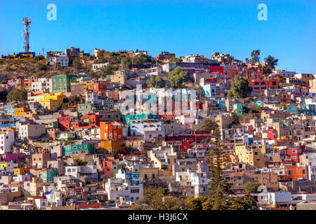 De nombreuses maisons de couleur Bleu Rouge Orange de Guanajuato au Mexique Banque D'Images