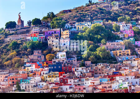 De nombreuses maisons colorées El Pipila Guanajuato Mexique Statue. El Pipila est un héros du Mexique à partir de 1810 La guerre d'indépendance mexicaine. Banque D'Images