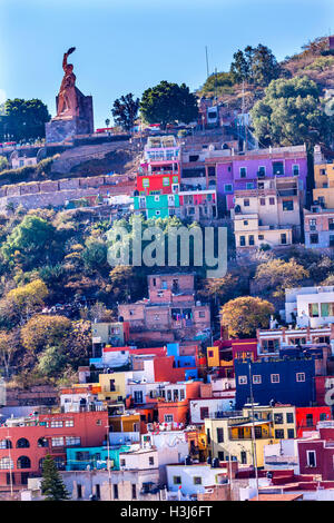 De nombreuses maisons colorées El Pipila Guanajuato Mexique Statue. El Pipila est un héros du Mexique à partir de 1810 La guerre d'indépendance mexicaine. Banque D'Images