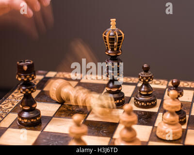 White donne un jeu d'échecs et lance le roi. Noir gagne le match. Banque D'Images