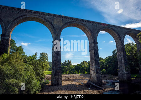 Sur le viaduc Lambley ligne de chemin de fer désaffectée entre Brampton et Alston traversant la rivière South Tyne, Northumberland, Angleterre Banque D'Images