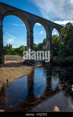 Sur le viaduc Lambley ligne de chemin de fer désaffectée entre Brampton et Alston traversant la rivière South Tyne, Northumberland, Angleterre Banque D'Images