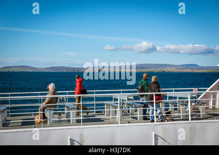 Les passagers sur le MV Pentalina Orkney Ferry sur le chemin de Saint Margaret's Hope, South Ronaldsay, Ecosse, Royaume-Uni Banque D'Images