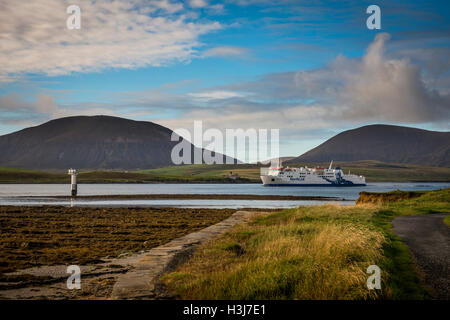 Le Ferry Northlink Hamnavoe approche du port de Stromness sur terre ferme, Orkney, Scotland, UK Banque D'Images