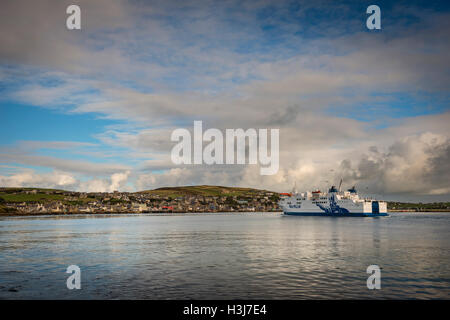 Le Ferry Northlink Hamnavoe approche du port de Stromness sur terre ferme, Orkney, Scotland, UK Banque D'Images