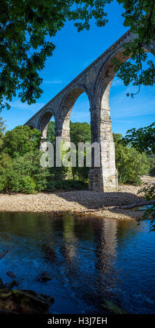 Sur le viaduc Lambley ligne de chemin de fer désaffectée entre Brampton et Alston traversant la rivière South Tyne, Northumberland, Angleterre Banque D'Images