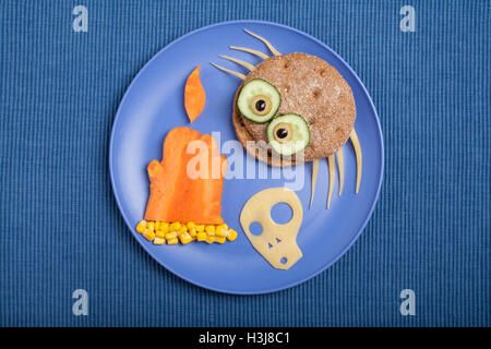 Halloween spider, bougie et crâne fait de pain et de légumes sur toile Banque D'Images