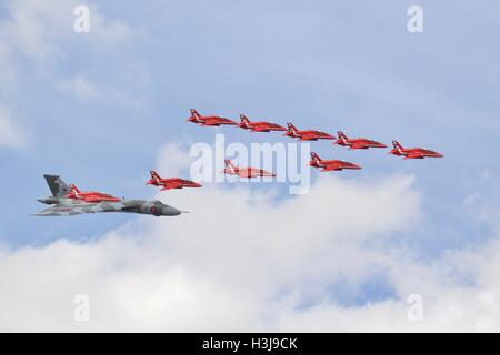 Avro Vulcan XH558 volant en formation avec les flèches rouges à theRoyal International Air Tattoo Banque D'Images