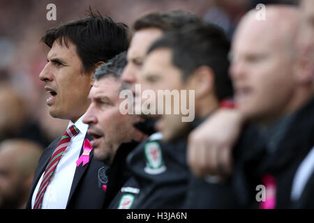 Pays de Galles manager Chris Coleman (gauche) chante l'hymne national du pays de Galles lors de la Coupe du Monde FIFA 2018, GROUPE D match de qualification au Cardiff City Stadium, Cardiff. Banque D'Images