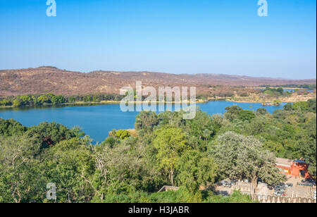 Vaste Padma Lake dans le Parc National de Ranthambhore, Inde Banque D'Images