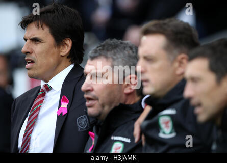 Pays de Galles manager Chris Coleman (gauche) chante l'hymne national du pays de Galles lors de la Coupe du Monde FIFA 2018, GROUPE D match de qualification au Cardiff City Stadium, Cardiff. Banque D'Images