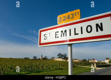 ST-EMILION signe de route sur la D243 pour Saint Emilion avec La Serre vignoble et l'église de Saint Emilion derrière Gironde France Banque D'Images