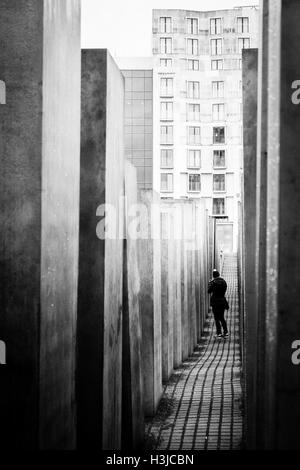 Un homme s'arrête dans le mémorial pour les Juifs assassinés d'Europe à Berlin Banque D'Images