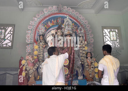 Kolkata, Inde. 09Th Oct, 2016. Prêtre effectuer arati dans un bonedi bari connu comme Bholanath Dham à Kolkata. Bengali occupé avec les rituels d'adorer la Déesse Durga du matin de Durga Astami . © Saikat Paul/Pacific Press/Alamy Live News Banque D'Images