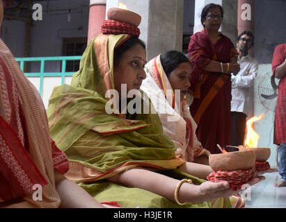 Kolkata, Inde. 09Th Oct, 2016. Les femmes mariées Bengali anciens spécial effectuer Dhuno ( oliban) pujo dans Bholanat Dham sur l'occassion de Durga Puja festival.Bengali occupé avec les rituels d'adorer la Déesse Durga du matin de Durga Astami . © Saikat Paul/Pacific Press/Alamy Live News Banque D'Images