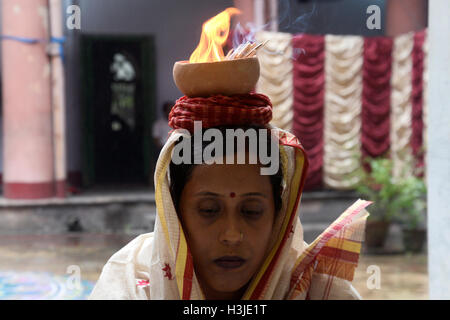 Kolkata, Inde. 09Th Oct, 2016. Les femmes mariées Bengali anciens spécial effectuer Dhuno ( oliban) pujo dans Bholanat Dham sur l'occassion de Durga Puja festival.Bengali occupé avec les rituels d'adorer la Déesse Durga du matin de Durga Astami . © Saikat Paul/Pacific Press/Alamy Live News Banque D'Images