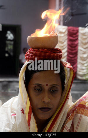 Kolkata, Inde. 09Th Oct, 2016. Les femmes mariées Bengali anciens spécial effectuer Dhuno ( oliban) pujo dans Bholanat Dham sur l'occassion de Durga Puja festival.Bengali occupé avec les rituels d'adorer la Déesse Durga du matin de Durga Astami . © Saikat Paul/Pacific Press/Alamy Live News Banque D'Images