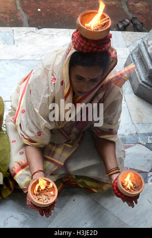 Kolkata, Inde. 09Th Oct, 2016. Les femmes mariées Bengali anciens spécial effectuer Dhuno ( oliban) pujo dans Bholanat Dham sur l'occassion de Durga Puja festival.Bengali occupé avec les rituels d'adorer la Déesse Durga du matin de Durga Astami . © Saikat Paul/Pacific Press/Alamy Live News Banque D'Images