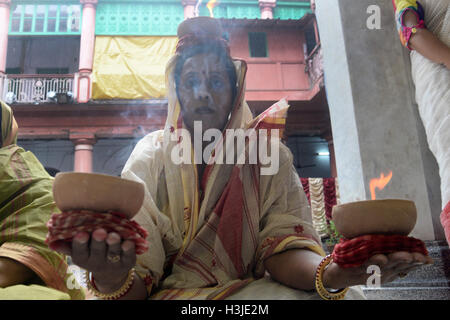 Kolkata, Inde. 09Th Oct, 2016. Les femmes mariées Bengali anciens spécial effectuer Dhuno ( oliban) pujo dans Bholanat Dham sur l'occassion de Durga Puja festival.Bengali occupé avec les rituels d'adorer la Déesse Durga du matin de Durga Astami . © Saikat Paul/Pacific Press/Alamy Live News Banque D'Images