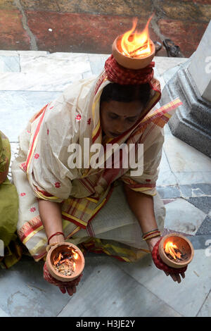 Kolkata, Inde. 09Th Oct, 2016. Les femmes mariées Bengali anciens spécial effectuer Dhuno ( oliban) pujo dans Bholanat Dham sur l'occassion de Durga Puja festival.Bengali occupé avec les rituels d'adorer la Déesse Durga du matin de Durga Astami . © Saikat Paul/Pacific Press/Alamy Live News Banque D'Images