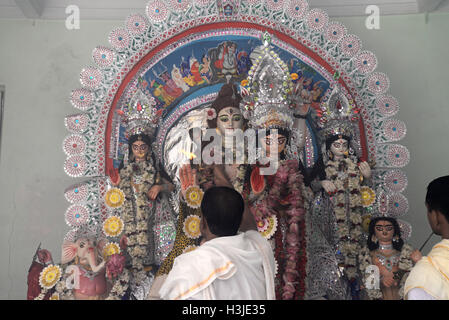 Kolkata, Inde. 09Th Oct, 2016. Prêtre effectuer arati dans un bonedi bari connu comme Bholanath Dham à Kolkata. Bengali occupé avec les rituels d'adorer la Déesse Durga du matin de Durga Astami . © Saikat Paul/Pacific Press/Alamy Live News Banque D'Images