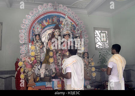 Kolkata, Inde. 09Th Oct, 2016. Prêtre effectuer arati dans un bonedi bari connu comme Bholanath Dham à Kolkata. Bengali occupé avec les rituels d'adorer la Déesse Durga du matin de Durga Astami . © Saikat Paul/Pacific Press/Alamy Live News Banque D'Images