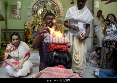 Kolkata, Inde. 09Th Oct, 2016. Les femmes mariées Bengali anciens spécial effectuer Dhuno ( oliban) pujo dans Bholanat Dham sur l'occassion de Durga Puja festival.Bengali occupé avec les rituels d'adorer la Déesse Durga du matin de Durga Astami . © Saikat Paul/Pacific Press/Alamy Live News Banque D'Images