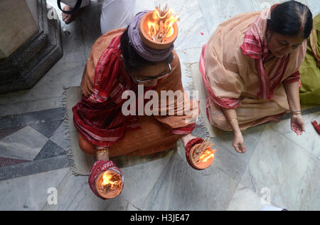 Kolkata, Inde. 09Th Oct, 2016. Les femmes mariées Bengali anciens spécial effectuer Dhuno ( oliban) pujo dans Bholanat Dham sur l'occassion de Durga Puja festival.Bengali occupé avec les rituels d'adorer la Déesse Durga du matin de Durga Astami . © Saikat Paul/Pacific Press/Alamy Live News Banque D'Images