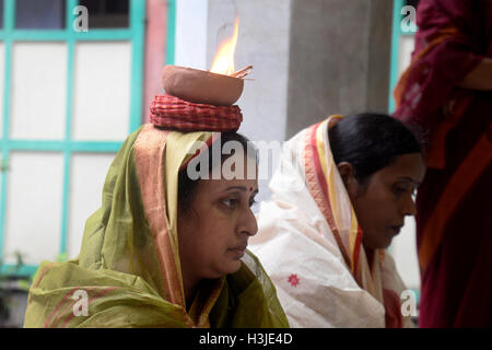 Kolkata, Inde. 09Th Oct, 2016. Les femmes mariées Bengali anciens spécial effectuer Dhuno ( oliban) pujo dans Bholanat Dham sur l'occassion de Durga Puja festival.Bengali occupé avec les rituels d'adorer la Déesse Durga du matin de Durga Astami . © Saikat Paul/Pacific Press/Alamy Live News Banque D'Images