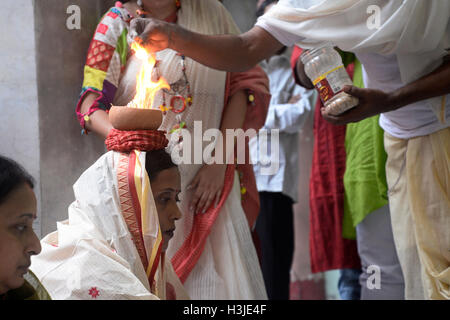 Kolkata, Inde. 09Th Oct, 2016. Les femmes mariées Bengali anciens spécial effectuer Dhuno ( oliban) pujo dans Bholanat Dham sur l'occassion de Durga Puja festival.Bengali occupé avec les rituels d'adorer la Déesse Durga du matin de Durga Astami . © Saikat Paul/Pacific Press/Alamy Live News Banque D'Images