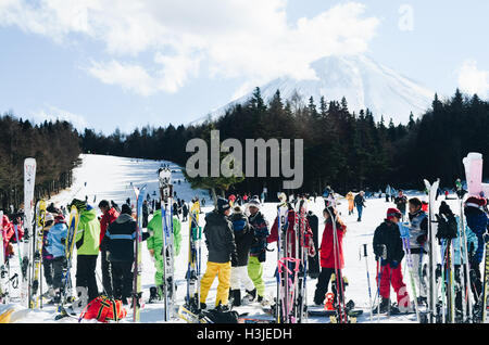 Groupe de skieurs au pied de la montagne dans une station de ski Banque D'Images