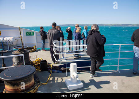 Les passagers de ferry Sealink sur pont avant l'observation de l'île Kangourou comme approches ferry shore,Kangaroo Island, Australie du Sud Banque D'Images