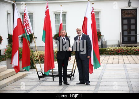 Varsovie, Pologne. 10 Oct, 2016. Le ministre biélorusse des affaires étrangères (L) Vladimir Makei arrivé pour visite officielle au ministre polonais des Affaires étrangères, Witold Waszczykowski. Credit : Jakob Ratz/Pacific Press/Alamy Live News Banque D'Images