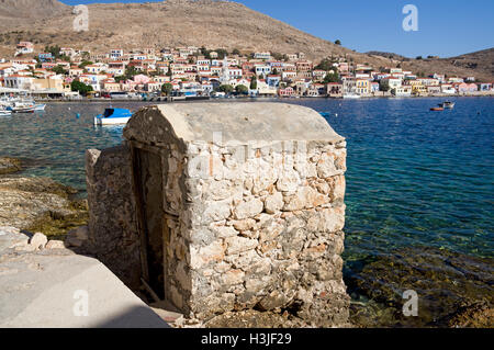 L'extérieur, toilettes désaffectées vieux vider directement dans le port, près de l'île de Chalki, Rhodes, Dodécanèse, Grèce. Banque D'Images