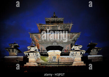 Katmandou, Népal. 10 Oct, 2016. Tôt le matin voir des fervents linning sur Templetaleju pour rendre hommage à la déesse à l'occasion de Navami, neuvième jour de Dashain Festival à Basantapur Durbar Square, Katmandou, Népal le Lundi, Octobre 10, 2016. Le temple s'ouvre une fois par an pour le public Navami jour. Dashain est le plus propice et le plus grand festival célébré au Népal, qui reflète les traditions anciennes et la dévotion de la communauté népalaise en direction de la Déesse Durga. Credit : Narayan Maharjan/Pacific Press/Alamy Live News Banque D'Images