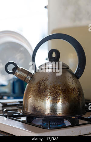 Acier inoxydable ancien électrique cuisinière à gaz sur bouillante en caravane (remorque). Banque D'Images